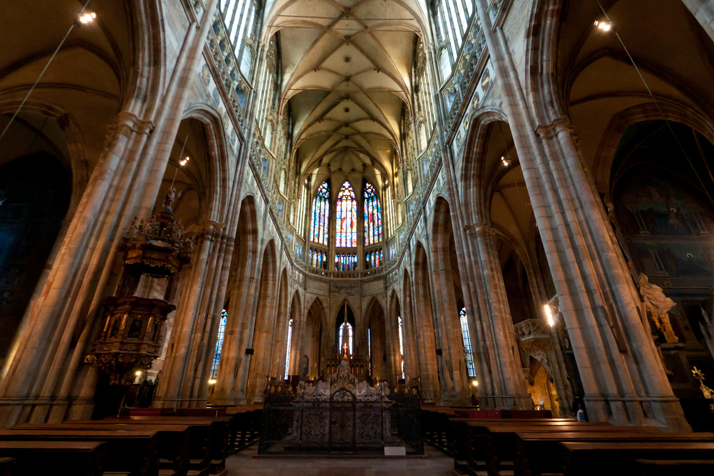 精巧なステンドグラスの美しさに圧倒！「聖ビート教会」