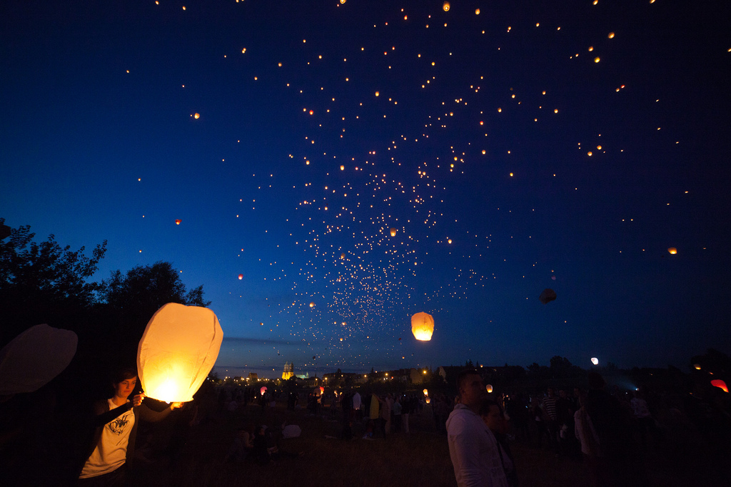 ランタンによる天の川「スカイランタン」