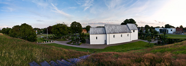 イェリング墳墓群、ルーン文字石碑群と教会