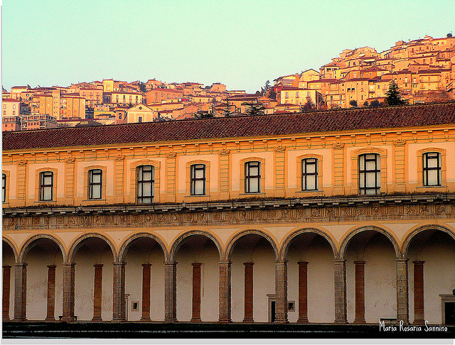 パエストゥムとヴェリアの古代遺跡群を含むチレントとディアノ渓谷国立公園とパドゥーラのカルトゥジオ修道院