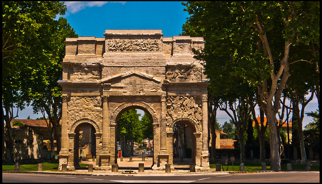 オランジュのローマ劇場とその周辺及び凱旋門